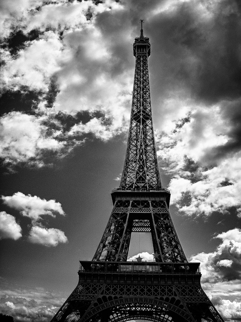 eiffel-tower-black-white-front-full-view