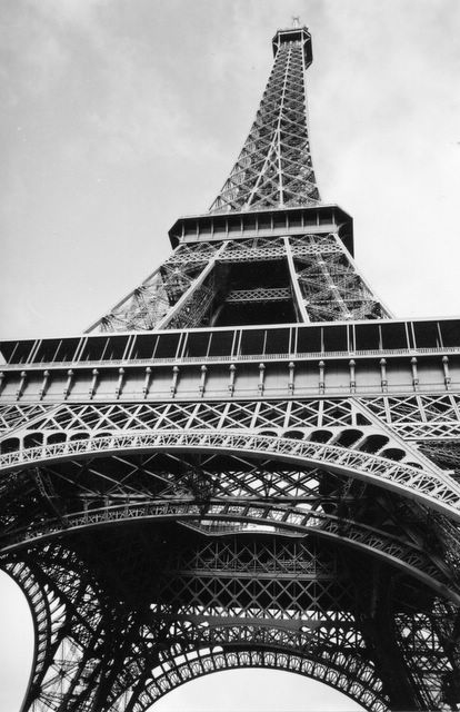 eiffel_tower_black_and_white
